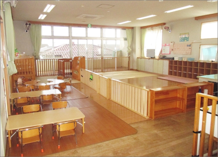 未満児クラスは無垢材を使用した広々とした保育室